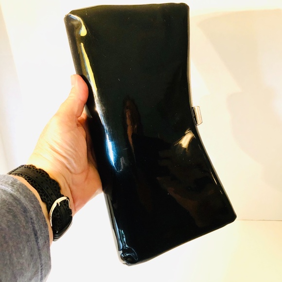 SOLD 1960s Black Patent Leather Clutch w/ Kiss Closure - Picture 7 of 8